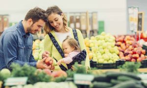 Une famille fait ses choix alimentaires au supermarché
