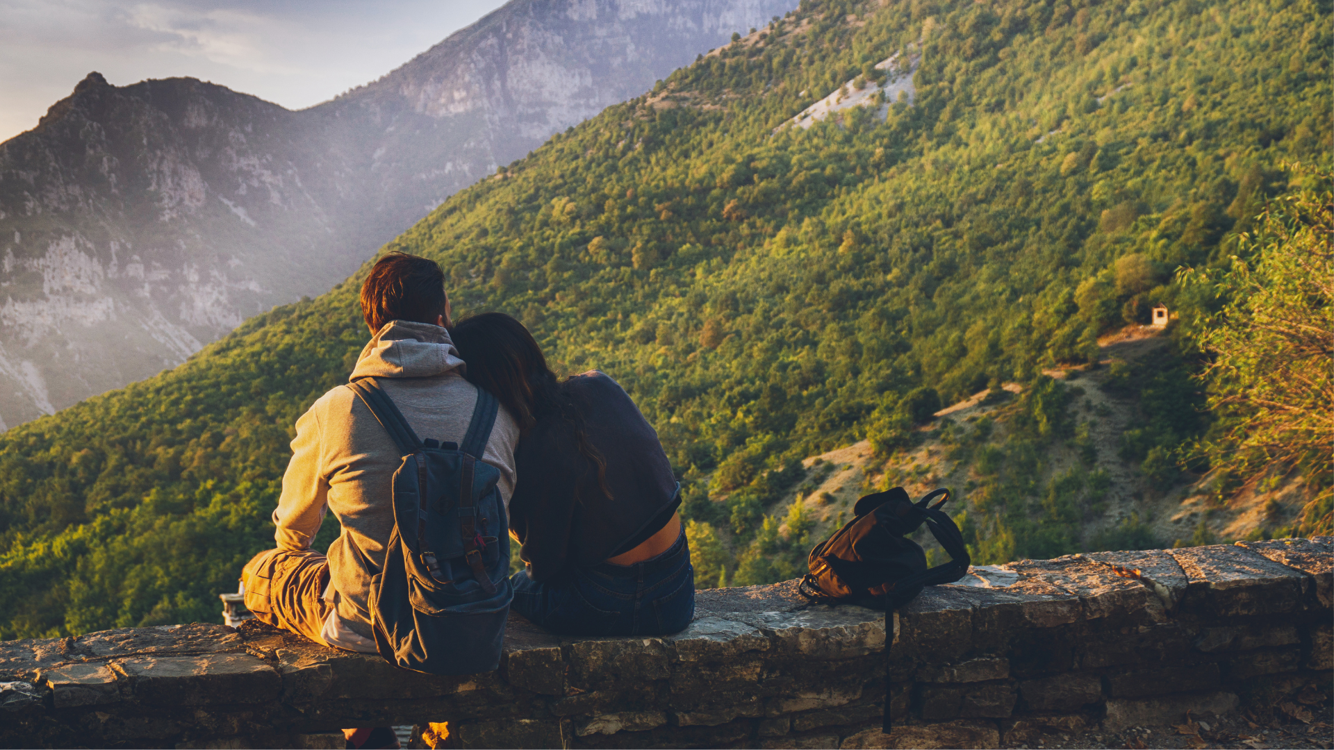 Un couple dans la forêt regardant dans la même direction